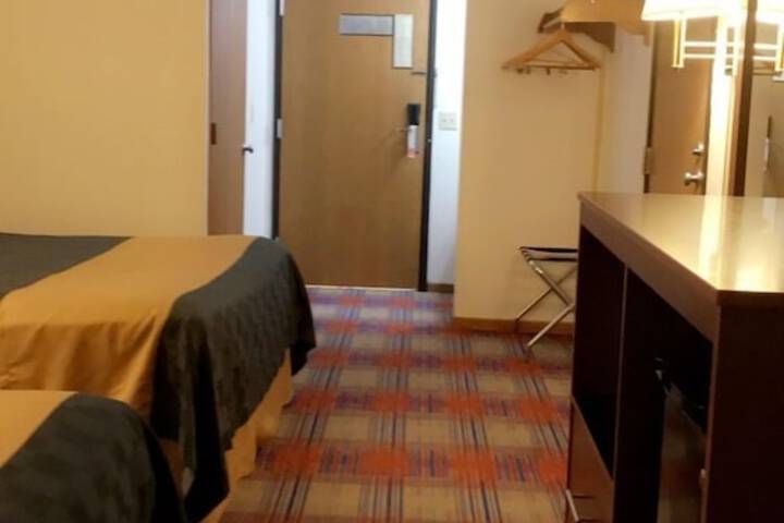 1 Queen Bed (4 of 10)