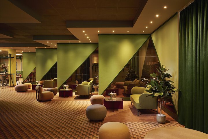 Lounge 21 of 33