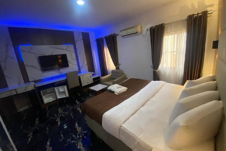 Room 6 of 18