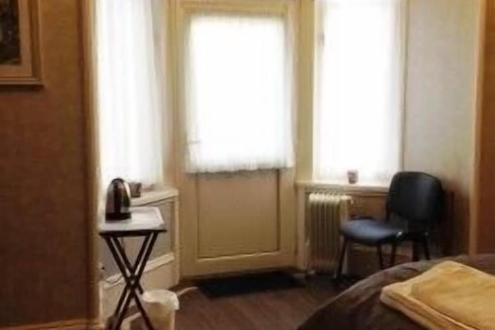 Room 4 of 9
