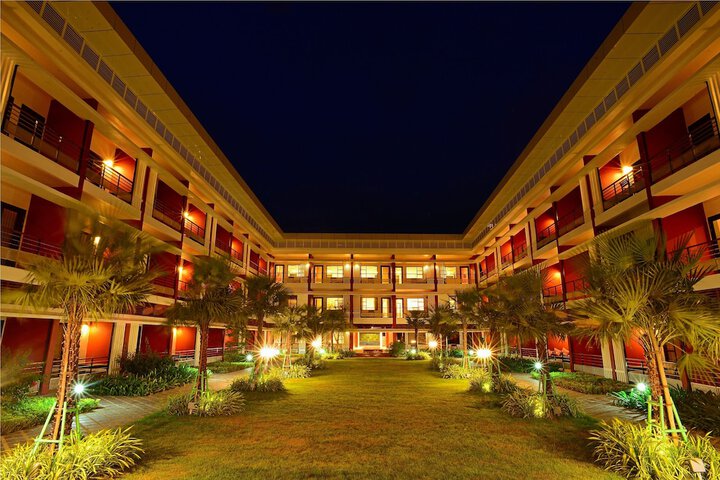 Hotel Exterior 30 of 33