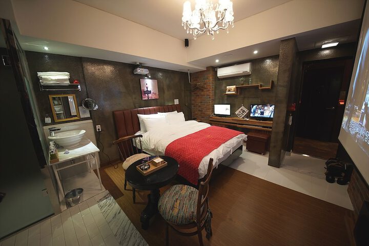 Room 27 of 68
