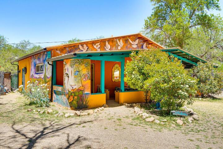 Vibrant Casa Paloma w / Patio - Near Vineyards!