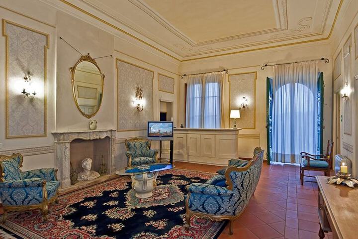Lobby lounge