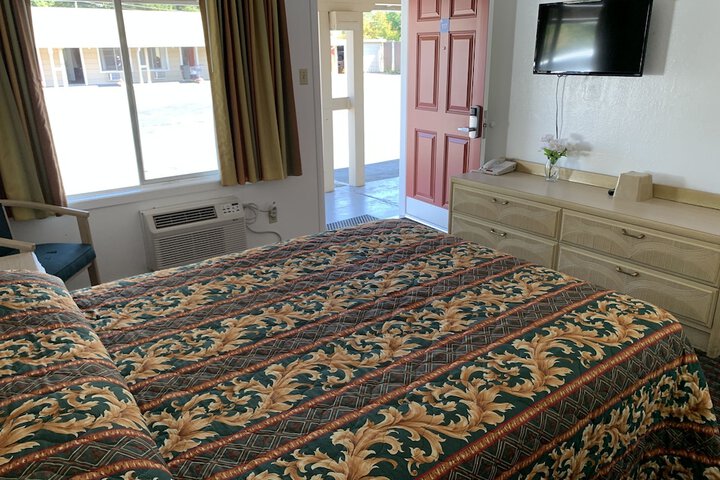 1 Queen Bed (5 of 9)