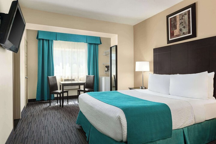 2 Queen Beds (2 of 8)