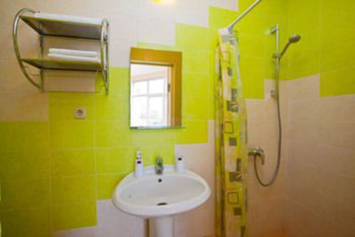 Room 28 of 176