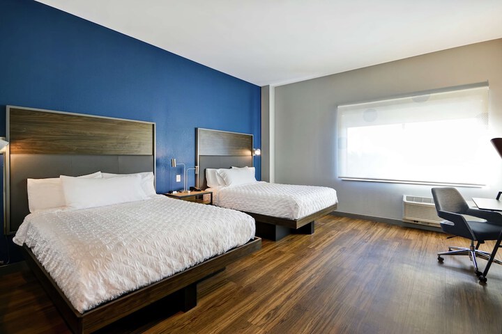 2 Queen Beds (7 of 9)