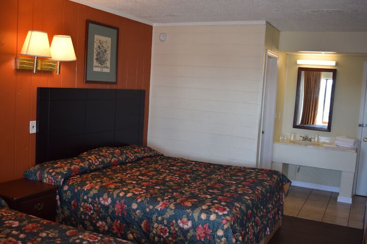 Deluxe 2 King Beds (3 of 6)