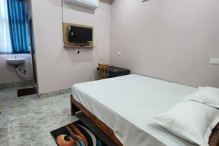 Room 8 of 18