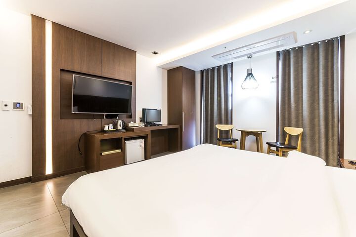 Room 27 of 176