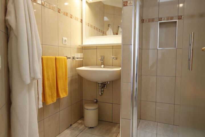 Room 10 of 27