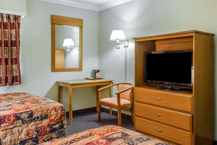2 Double Beds (4 of 8)