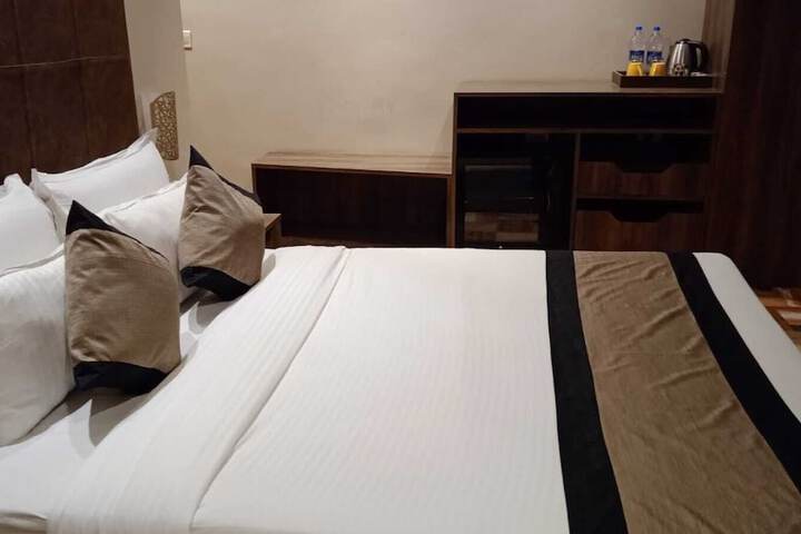 Room 4 of 5