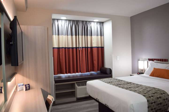 1 Queen Bed Mobility Accessible (5 of 31)