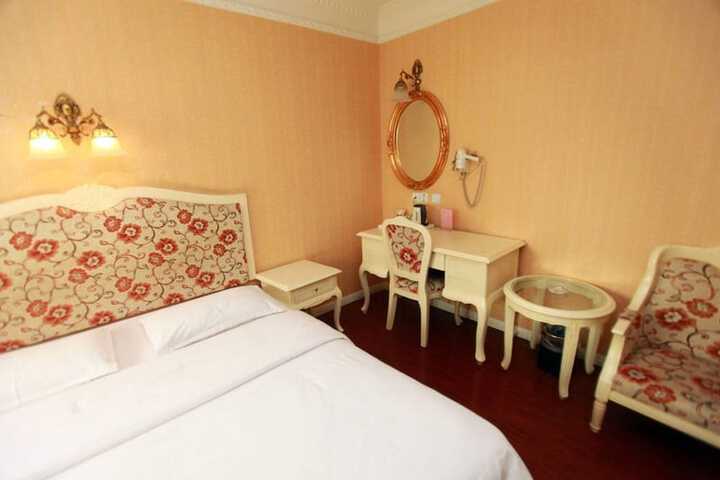 Room 10 of 18