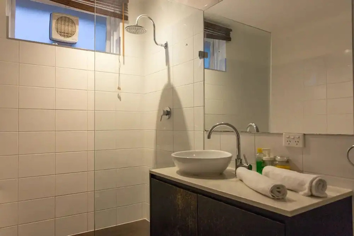Room 6 of 14