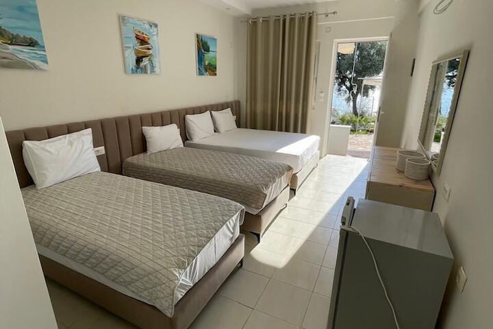 Room 9 of 14