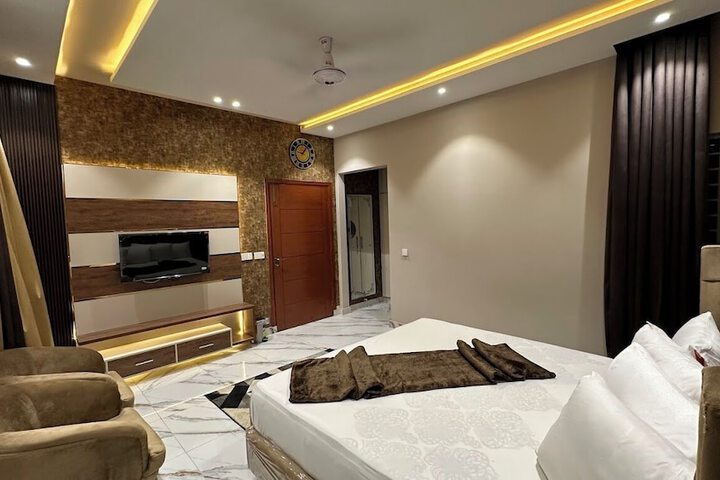Room 2 of 20