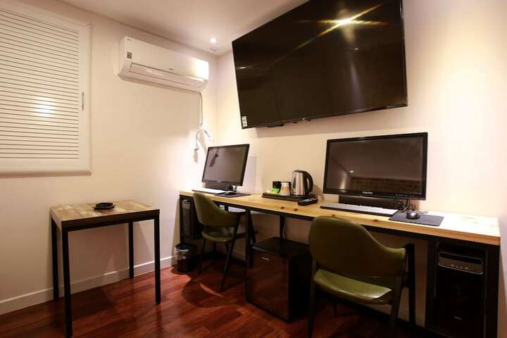 Room 9 of 35