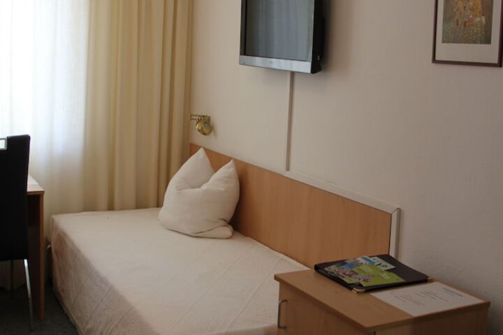 Room 8 of 31