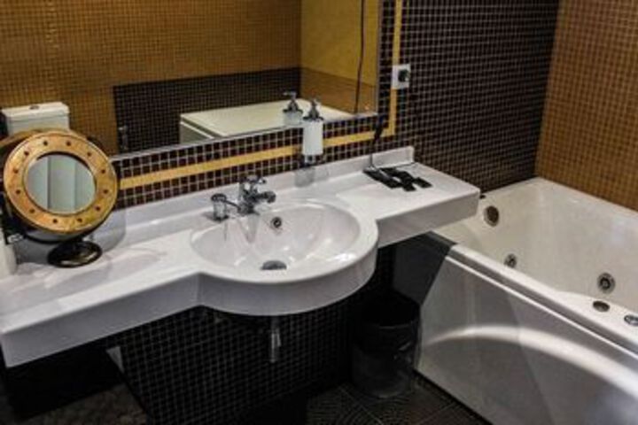 Room 4 of 114
