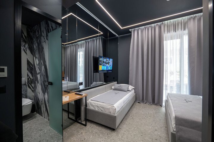 Room 3 of 147