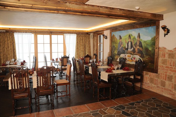 Dining 43 of 54