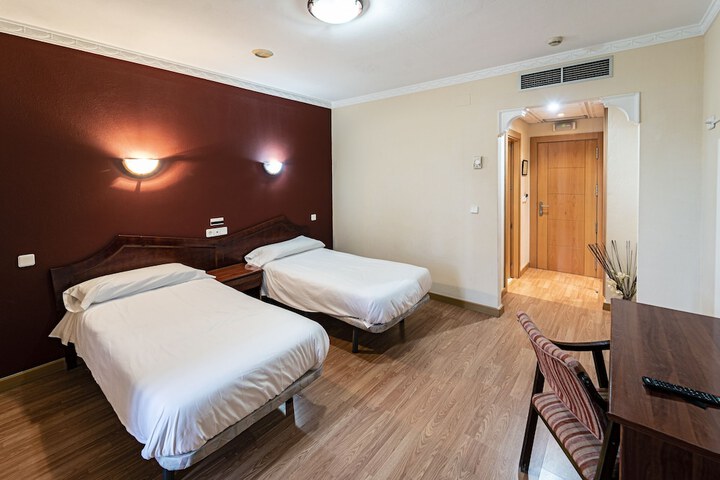 Room 6 of 25