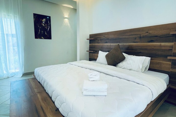 Room 16 of 166