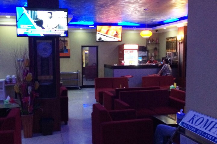 Lounge 24 of 32