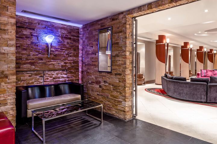 Lounge 64 of 76