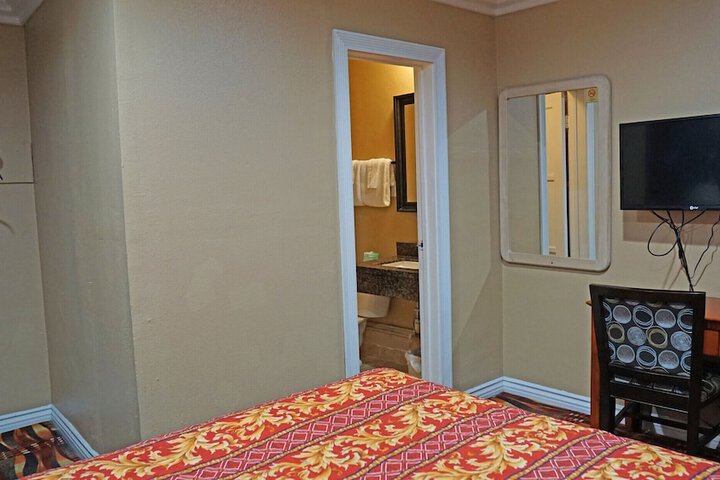 1 Queen Bed (12 of 15)