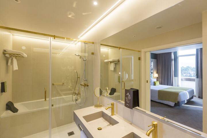 Room 43 of 68
