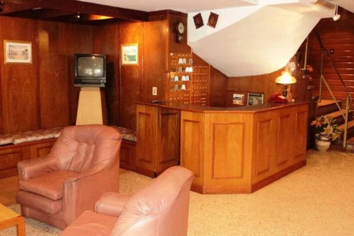 Room 4 of 18