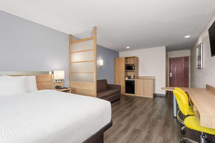 1 Queen Bed (14 of 22)
