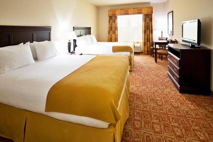 2 Queen Beds (3 of 4)