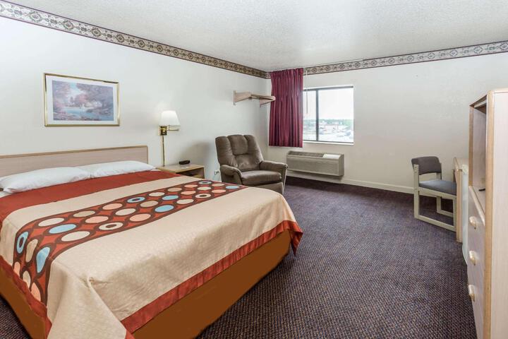 1 Queen Bed (5 of 8)
