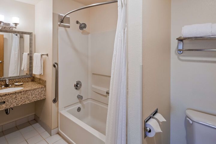1 Queen Bed Mobility Accessible Communication Assistance Bathtub Full Breakfast (7 of 13)