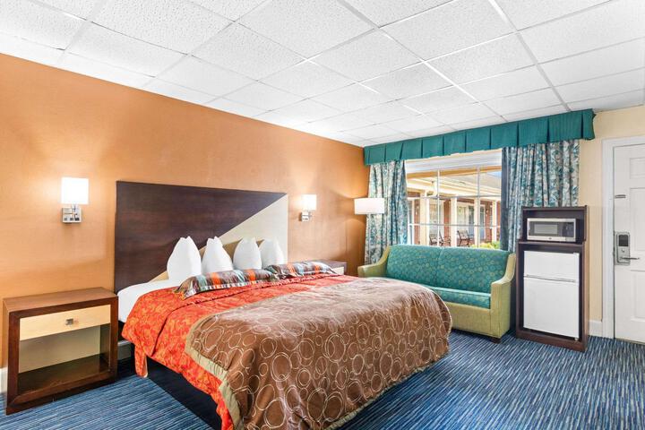 1 King Bed (1 of 4)