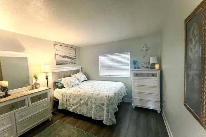 Room 4 of 4