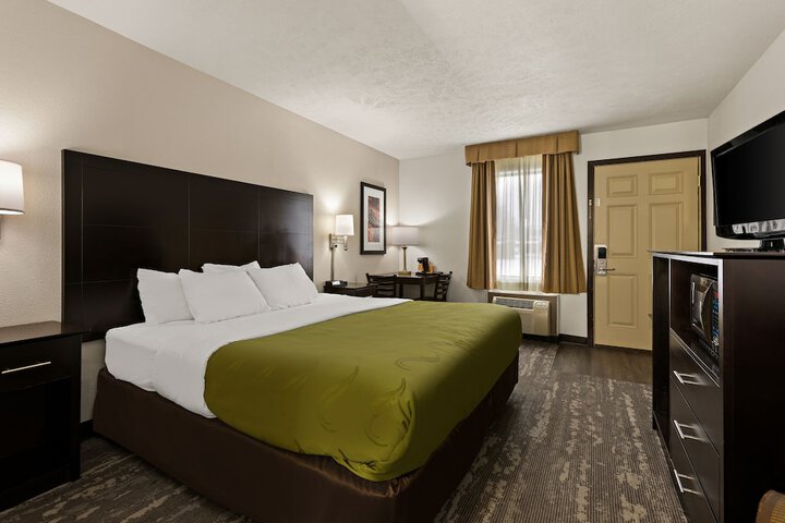 1 King Bed (3 of 17)