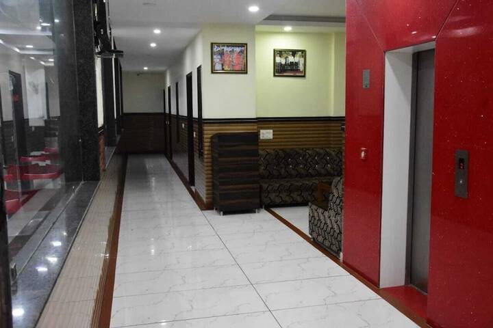 Ballroom/Hall 13 of 15