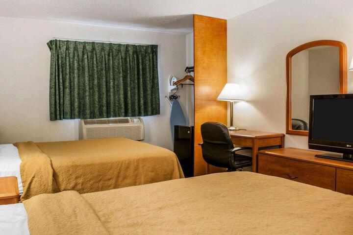 2 Queen Beds (2 of 7)