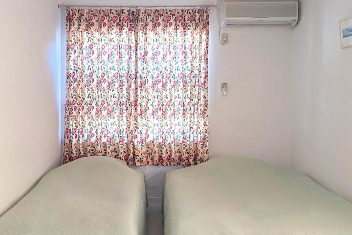 Room 11 of 48