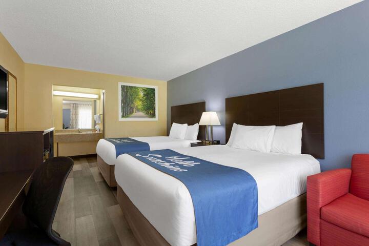 2 Queen Beds (7 of 11)