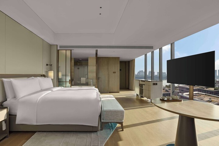 Room 4 of 90