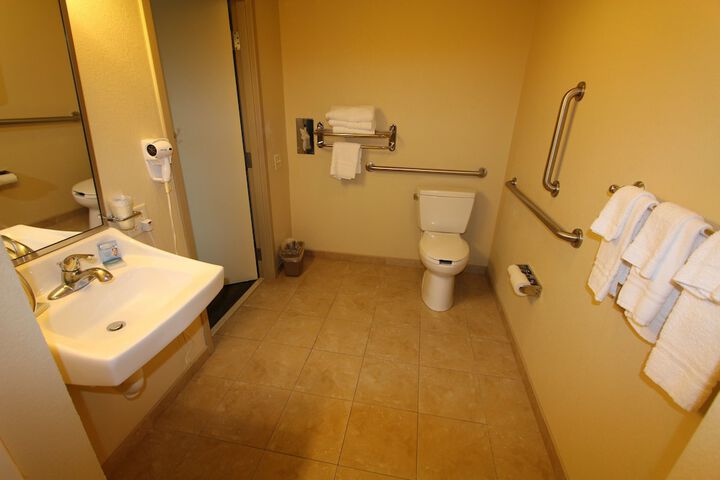 2 Queen Beds Accessible (4 of 11)