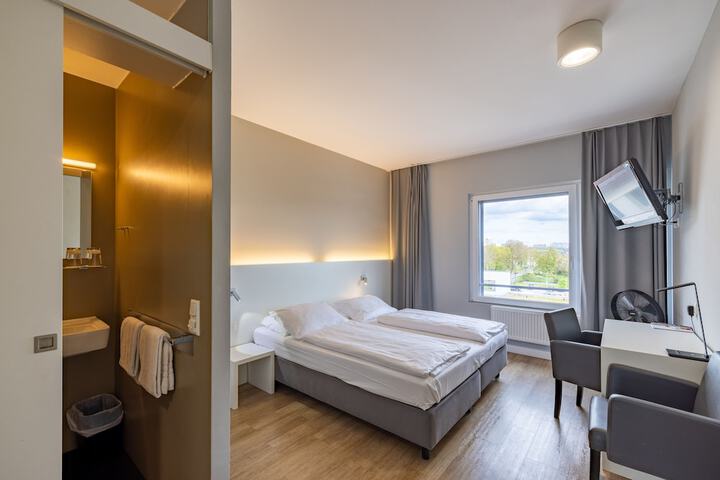 Room 4 of 42