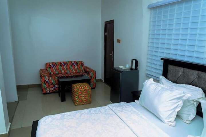 Room 9 of 40
